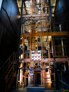 Neisson Rhum, Rumdestillerie per Dampfmaschine, Destillationsturm Neisson Rhum, Rumdestillerie per Dampfmaschine, Destillationsturm