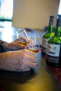 Rhum JM, Emmanuel Becheau, Generaldirektor probiert die neuen Rummischungen Rhum JM, Emmanuel Becheau, Generaldirektor probiert die neuen Rummischungen