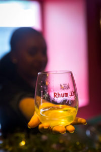Rhum JM, Destillation JM Rhum, Probierraum für Besucher , Frau, Hand, Glas, Rhum JM, Destillation JM Rhum, Probierraum für Besucher , Frau, Hand, Glas,