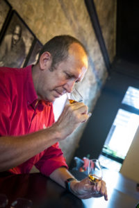 Rhum JM, Emmanuel Becheau, Generaldirektor probiert die neuen Rummischungen Rhum JM, Emmanuel Becheau, Generaldirektor probiert die neuen Rummischungen