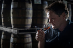 Saint James, Rumfässer die zum altern in Holzfässern lagern, Marc Sassier, Chef der Produktion probiert aus alten Fässern Saint James, Rumfässer die zum altern in Holzfässern lagern, Marc Sassier, Chef der Produktion probiert aus alten Fässern