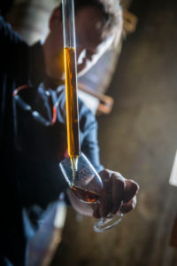 Saint James, Rumfässer die zum altern in Holzfässern lagern, Marc Sassier, Chef der Produktion probiert aus alten Fässern Saint James, Rumfässer die zum altern in Holzfässern lagern, Marc Sassier, Chef der Produktion probiert aus alten Fässern
