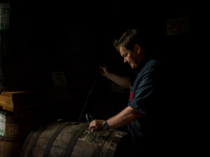 Saint James, Rum der zum altern in Holzfässern lagert, Marc Sassier, Chef der Produktion probiert aus alten Fässern Saint James, Rum der zum altern in Holzfässern lagert, Marc Sassier, Chef der Produktion probiert aus alten Fässern