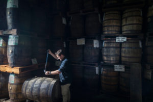 Saint James, Rumfässer die zum altern in Holzfässern lagern, Marc Sassier, Chef der Produktion probiert aus alten Fässern Saint James, Rumfässer die zum altern in Holzfässern lagern, Marc Sassier, Chef der Produktion probiert aus alten Fässern