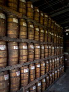 Saint James, Rumlager, der Rum altert in den Fässern Saint James, Rumlager, der Rum altert in den Fässern