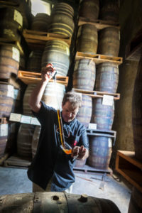 Saint James, Rumfässer die zum altern in Holzfässern lagern, Marc Sassier, Chef der Produktion probiert aus alten Fässern Saint James, Rumfässer die zum altern in Holzfässern lagern, Marc Sassier, Chef der Produktion probiert aus alten Fässern