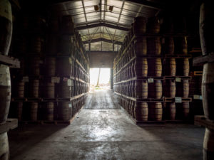 Saint James, Rumlager, der Rum altert in den Fässern Saint James, Rumlager, der Rum altert in den Fässern