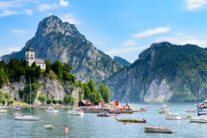 Traunkirchen, Fronleichnam (Corpus Christi) lake procession, boat, ship, sailship, big mountain Traunstein, mountain Johannesberg, chapel Johannesbergkapelle, lake Traunsee in Salzkammergut, Oberösterreich, Upper Austria, Austria Traunkirchen, Fronleichnam (Corpus Christi) lake procession, boat, ship, sailship, big mountain Traunstein, mountain Johannesberg, chapel Johannesbergkapelle, lake Traunsee in Salzkammergut, Oberösterreich, Upper Austria, Austria