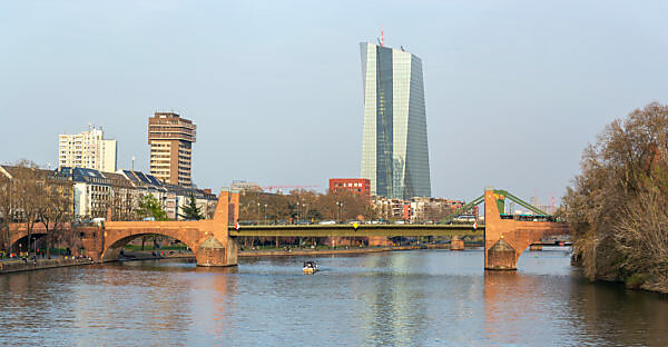 Deutschland, Hessen, Frankfurt, die Alte Brücke mit dem EZB-Hochhaus im Hintergrund. Deutschland, Hessen, Frankfurt, die Alte Brücke mit dem EZB-Hochhaus im Hintergrund.
