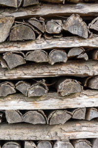 Brennholzlager mit vergrauten Holzscheiten. Brennholzlager mit vergrauten Holzscheiten.