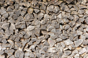 Brennholzlager mit vergrauten Holzscheiten. Brennholzlager mit vergrauten Holzscheiten.