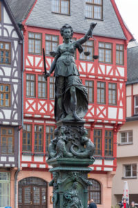 Deutschland, Hessen, Frankfurt, der Gerechtigkeitsbrunnen beim Rathaus. Deutschland, Hessen, Frankfurt, der Gerechtigkeitsbrunnen beim Rathaus.