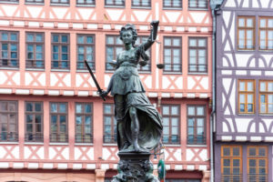 Deutschland, Hessen, Frankfurt, der Gerechtigkeitsbrunnen beim Rathaus. Deutschland, Hessen, Frankfurt, der Gerechtigkeitsbrunnen beim Rathaus.