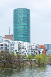 Deutschland, Hessen, Frankfurt, der Westhafen Tower ist ein Hochhaus im Gutleutviertel. Sitz der EIOPA (Europäische Aufsichtsbehörde für das Versicherungswesen und die betriebliche Altersversorgung) Deutschland, Hessen, Frankfurt, der Westhafen Tower ist ein Hochhaus im Gutleutviertel. Sitz der EIOPA (Europäische Aufsichtsbehörde für das Versicherungswesen und die betriebliche Altersversorgung)