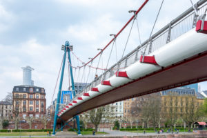 Deutschland, Hessen, Frankfurt, der Holbeinsteg, Hängebrücke über den Main. Deutschland, Hessen, Frankfurt, der Holbeinsteg, Hängebrücke über den Main.