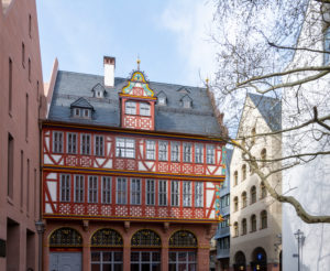 Deutschland, Hessen, Frankfurt, Rekonstruktion "Haus zur Goldenen Waage" mittelalterliches Fachwerkhaus in der Altstadt. Deutschland, Hessen, Frankfurt, Rekonstruktion "Haus zur Goldenen Waage" mittelalterliches Fachwerkhaus in der Altstadt.