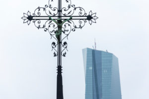 Deutschland, Hessen, Frankfurt, Kruzifix auf der Alten Brücke in Frankfurt am Main. Deutschland, Hessen, Frankfurt, Kruzifix auf der Alten Brücke in Frankfurt am Main.