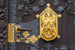 Deutschland, Hessen, Frankfurt, Türbeschläge am Römer (Rathaus). Deutschland, Hessen, Frankfurt, Türbeschläge am Römer (Rathaus).