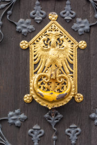 Deutschland, Hessen, Frankfurt, Türbeschläge am Römer (Rathaus). Deutschland, Hessen, Frankfurt, Türbeschläge am Römer (Rathaus).