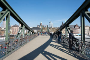 Deutschland, Hessen, Frankfurt, Brücke der "Eisener Steg" mit Liebesschlössern. Deutschland, Hessen, Frankfurt, Brücke der "Eisener Steg" mit Liebesschlössern.
