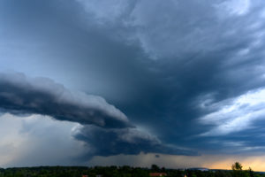 Deutschland, Baden-Württemberg, Karlsruhe, Stadtteil Durlach, Gewitterwolken mit Unwetterpotential. Deutschland, Baden-Württemberg, Karlsruhe, Stadtteil Durlach, Gewitterwolken mit Unwetterpotential.