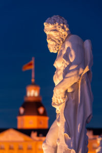 Deutschland, Baden-Württemberg, Karlsruhe, Schloss, mythologische Bildwerke auf dem Schlossplatz (Herkules). Deutschland, Baden-Württemberg, Karlsruhe, Schloss, mythologische Bildwerke auf dem Schlossplatz (Herkules).