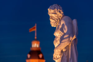 Deutschland, Baden-Württemberg, Karlsruhe, Schloss, mythologische Bildwerke auf dem Schlossplatz (Herkules). Deutschland, Baden-Württemberg, Karlsruhe, Schloss, mythologische Bildwerke auf dem Schlossplatz (Herkules).