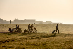 Deutschland, Niedersachsen, Ostfriesland, Juist, abreisende Gäste auf dem Weg zum Hafen. Deutschland, Niedersachsen, Ostfriesland, Juist, abreisende Gäste auf dem Weg zum Hafen.