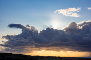 Deutschland, Niedersachsen, Juist, abendliche Wolkenstimmung über der Insel. Deutschland, Niedersachsen, Juist, abendliche Wolkenstimmung über der Insel.