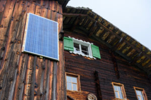 Österreich, Montafon, Berghütte mit Sonnenkollektor. Österreich, Montafon, Berghütte mit Sonnenkollektor.