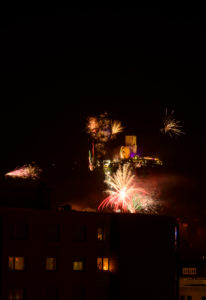 Deutschland, Baden-Württemberg, Karlsruhe, Silvester im Stadtteil Durlach, mit dem Turmberg. Deutschland, Baden-Württemberg, Karlsruhe, Silvester im Stadtteil Durlach, mit dem Turmberg.