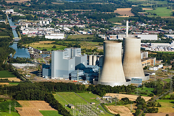 Bildagentur | mauritius images | Power plant facilities of the SWM  Heizkraftwerk Nord combined heat and power plant in the Munich district of  Unterfhring in the state of Bavaria