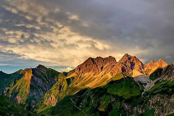 Bildagentur Mauritius Images Germany Bavaria Allgau Upper Allgau Allgauer Alps Allgauer Main Ridge Alpelesattel Schneck Grosser Kaiser Kleiner Kaiser Hollhorner De windjammer surf racers war eine einmalige achterbahn; 2