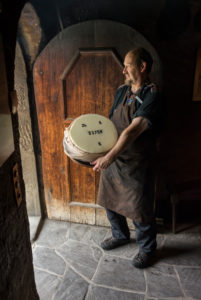 Herstellung von Stöcklikäse, Emmentaler Schaukäserei, Affoltern, Kanton Bern, Schweiz Herstellung von Stöcklikäse, Emmentaler Schaukäserei, Affoltern, Kanton Bern, Schweiz