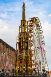 'Schoner Brunnen' and Ferris wheel at the decentralized folk festival 2020 in the evening light, Nuremberg main market, Franconia, Bavaria, Germany 'Schoner Brunnen' and Ferris wheel at the decentralized folk festival 2020 in the evening light, Nuremberg main market, Franconia, Bavaria, Germany
