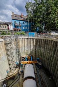 New construction of the Berne sewer, lifting the sewer pipe into the shaft during tunneling, the Berne belongs to the Emscher river system, was previously an open, above-ground wastewater sewer, Emscher conversion, Essen, Ruhr area, North Rhine-Westphalia, Germany New construction of the Berne sewer, lifting the sewer pipe into the shaft during tunneling, the Berne belongs to the Emscher river system, was previously an open, above-ground wastewater sewer, Emscher conversion, Essen, Ruhr area, North Rhine-Westphalia, Germany