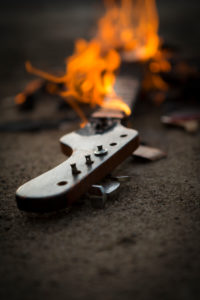 brennende Gitarre liegt auf dem Boden brennende Gitarre liegt auf dem Boden