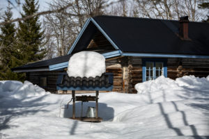 eingeschneites Haus im Winter eingeschneites Haus im Winter