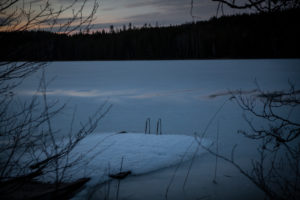 zugefrorener See, eingeschneiter Holzsteg, Dämmerung zugefrorener See, eingeschneiter Holzsteg, Dämmerung