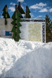 eingeschneites Hinweisschild eingeschneites Hinweisschild