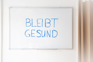 Gruß an alle während Corona-Krise, Whiteboard Gruß an alle während Corona-Krise, Whiteboard