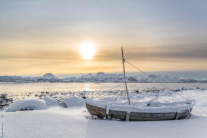 Fischerboot bei Sonnenuntergang am Eidsfjord bei Frøskeland, Vesteralen, Norwegen Fischerboot bei Sonnenuntergang am Eidsfjord bei Frøskeland, Vesteralen, Norwegen