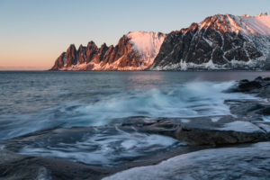 Blick auf den Ersfjord bei Sonnenuntergang, Oksneset, Senja, Norwegen Blick auf den Ersfjord bei Sonnenuntergang, Oksneset, Senja, Norwegen