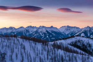 Sonnenaufgang am Fuße des Dachsteinmassivs, Blick auf die Schladminger Tauern, Dachstein, Österreich Sonnenaufgang am Fuße des Dachsteinmassivs, Blick auf die Schladminger Tauern, Dachstein, Österreich