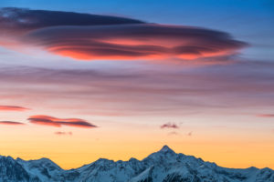 Blick vom Fuße des Dachsteins Gletschers auf den Hochgolling, Lenticularis Wolken, Sonnenaufgang, Österreich Blick vom Fuße des Dachsteins Gletschers auf den Hochgolling, Lenticularis Wolken, Sonnenaufgang, Österreich