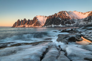 Blick auf den Ersfjord bei Sonnenuntergang, Oksneset, Senja, Norwegen Blick auf den Ersfjord bei Sonnenuntergang, Oksneset, Senja, Norwegen