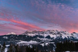 Blick von Rohrmoos auf das Dachsteinmassiv bei Sonnenaufgang, Torstein, Mitterspitz, Hoher Dachstein, Dirndln, Hunerkogel (von links nach rechts), Österreich Blick von Rohrmoos auf das Dachsteinmassiv bei Sonnenaufgang, Torstein, Mitterspitz, Hoher Dachstein, Dirndln, Hunerkogel (von links nach rechts), Österreich