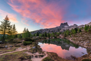 Sonnenaufgang am Lago di Limides, Blick auf den Monte Averau, Dolomiten, Italien Sonnenaufgang am Lago di Limides, Blick auf den Monte Averau, Dolomiten, Italien