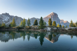 Lago die Limides mit Spiegelung des Tofane und des Lagazuoi kurz vor Sonnenuntergang, Dolomiten, Italien Lago die Limides mit Spiegelung des Tofane und des Lagazuoi kurz vor Sonnenuntergang, Dolomiten, Italien