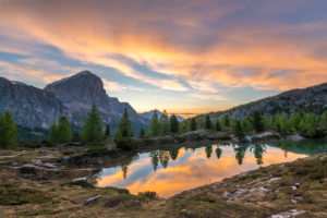 Sonnenaufgang am Lago di Limides, Blick auf den Tofane, Dolomiten, Italien Sonnenaufgang am Lago di Limides, Blick auf den Tofane, Dolomiten, Italien